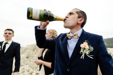 Gelin ve damat ile mutlu sağdıç 