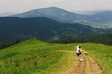 şık hipster seyahat adam düşüyor