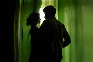 Yeşil perdeleri, çift ayakta