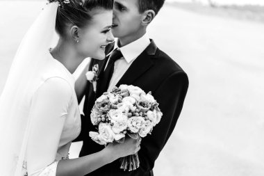 Gelin ve damat kumlu sahilinde 