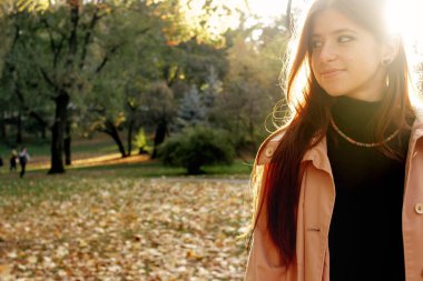 güneş ışığı altında poz kadın  