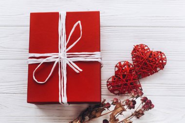 lüks kırmızı kurdele ile mevcut