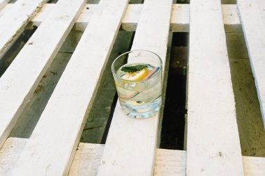 ahşap beyaz masa üzerinde lezzetli içecek