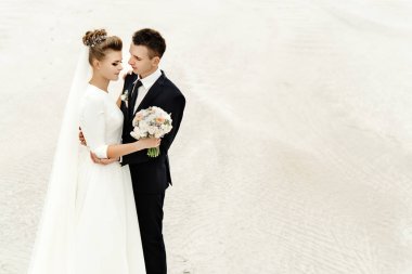 Gelin ve damat kumlu sahilinde 