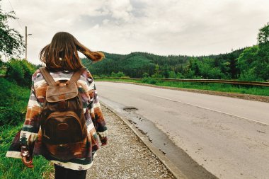 şık hipster kadın ile backpak 