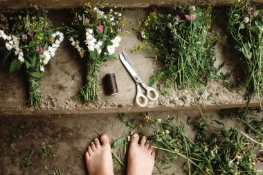 iş parçacığı ve makas ve bacaklar ile buketleri