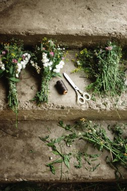  iş parçacığı ve makas ile buketleri