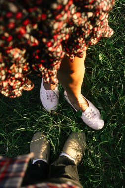 mutlu şık hipsters bacakları