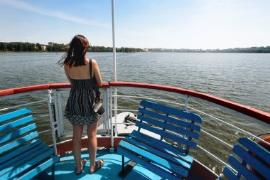 kadın hipster güvertede ayakta 