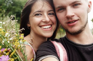mutlu şık çift alarak selfie 