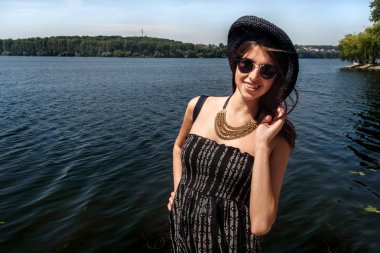 kadın hipster holding şapkası 