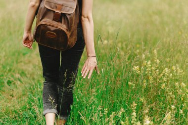 otların arasında yürüyen hipster kadın