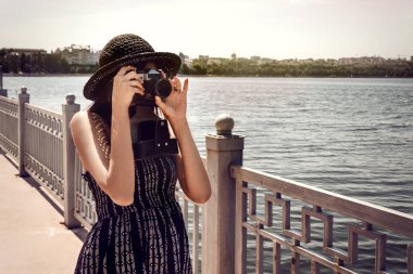 fotoğraf makinesi tutan kadın hipster