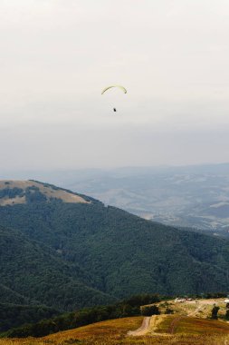 paraşüt skydiver bulutlarda uçan