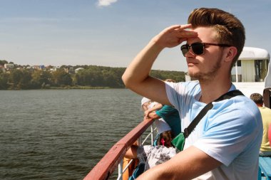 bir tekne yelken hipster adam,