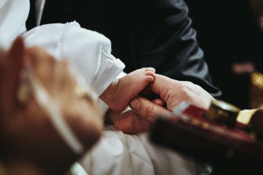 Kilisede küçük bebeğin vaftiz