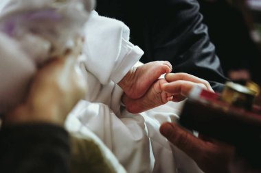Kilisede küçük bebeğin vaftiz