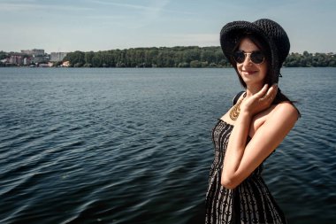 kadın hipster holding şapkası 