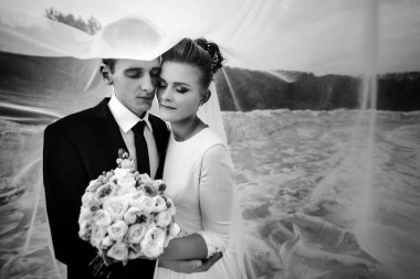 Gelin ve damat sarılıyor. 