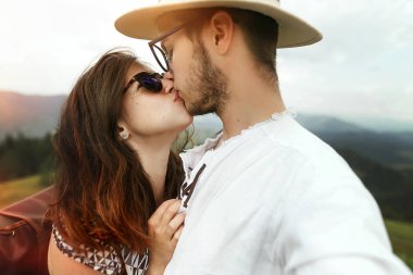 şık hipster çift öpüşme 