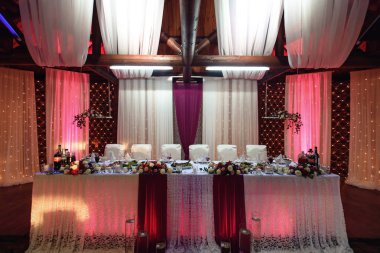 gül buketi tablolarla dekore edilmiş 