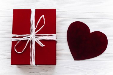 şık Kırmızı mevcut 