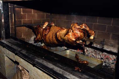 lezzetli kızarmış domuz yanıyor 