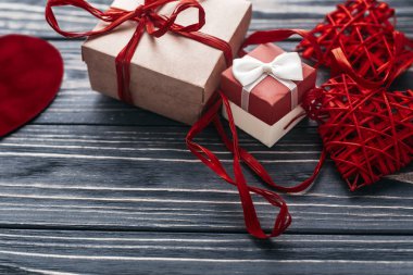 şık Kırmızı zanaat sunar