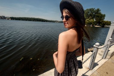 şık kadın hipster gülümseyen