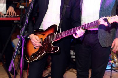oynarken şık gitarist şarkıcı