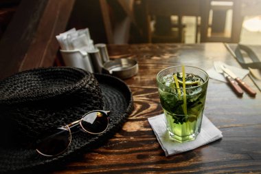 ahşap masa üzerinde lezzetli mojito