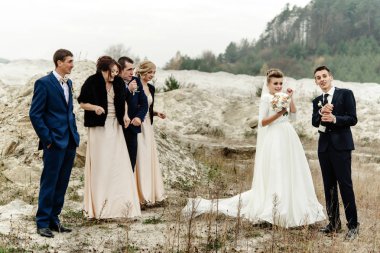 Gelin ve damat sağdıç ve nedime ile