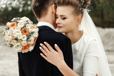 mutlu gelin sarılma şık damat