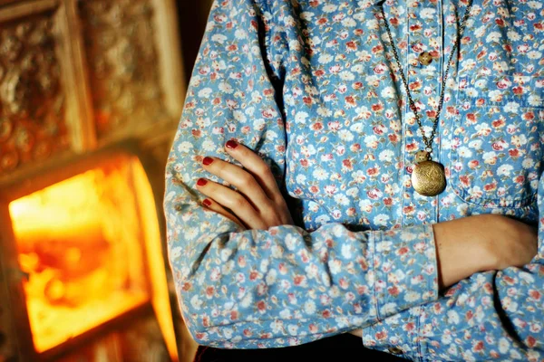 Kvinna i rustik blommig skjorta — Stockfoto