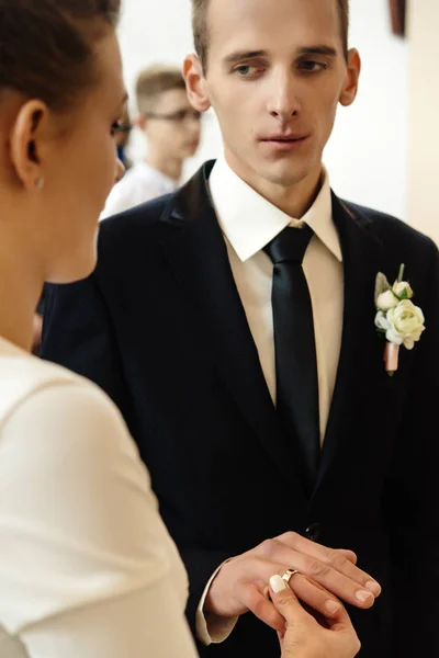 Elegant groom exchanging wedding rings — Stock Photo, Image