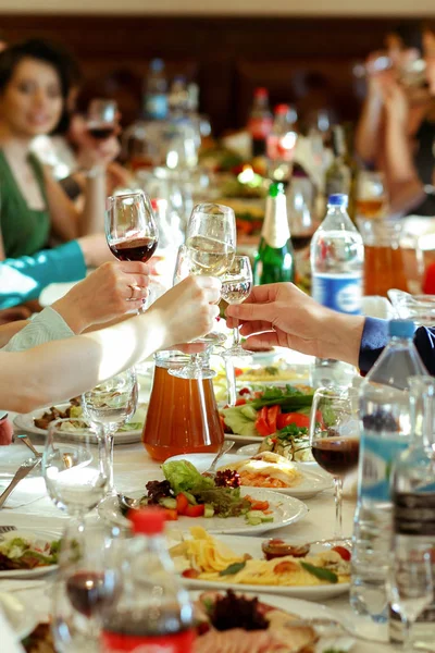 Hands holding glasses and toasting — Stock Photo, Image