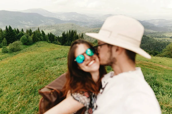 Stijlvolle hipster paar reizen — Stockfoto