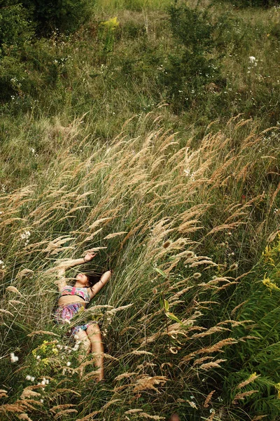 Woman hipster lying in grass — Stock Photo, Image