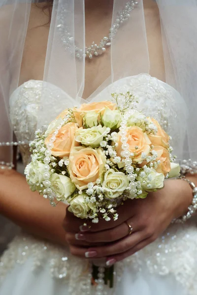 Sposa di lusso con bouquet — Foto Stock