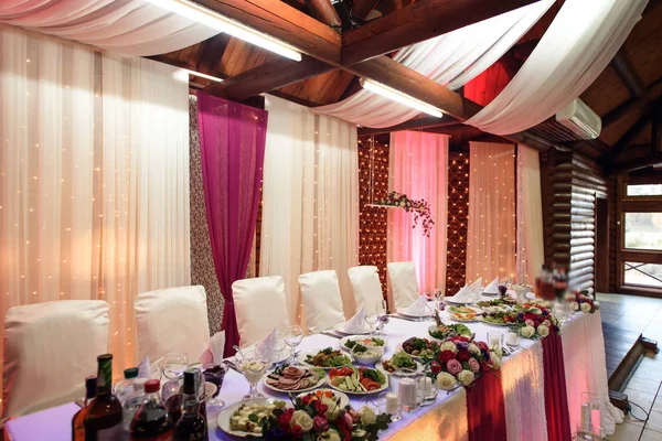 Dekorerade borden med bukett rosor — Stockfoto