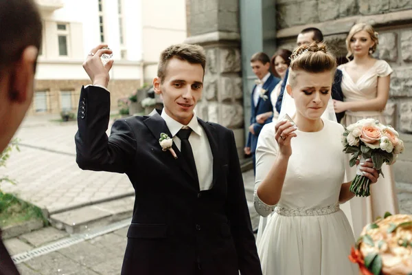 Šťastná nevěsta a ženich opékání — Stock fotografie