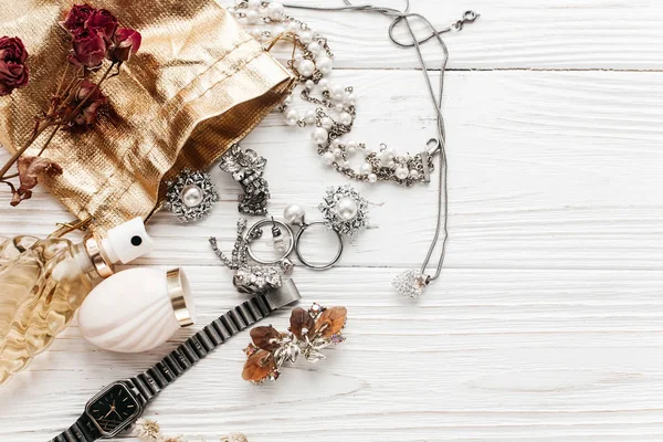 Anillos de joyería de lujo caro —  Fotos de Stock