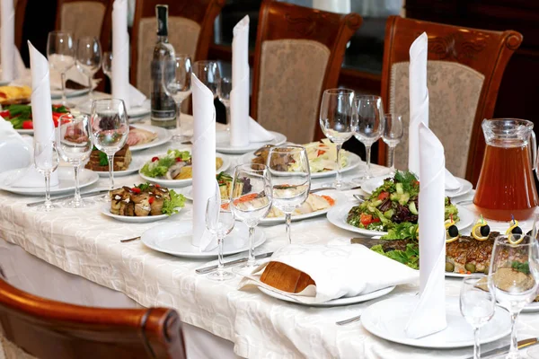 Mesa elegante con comida y bebidas — Foto de Stock