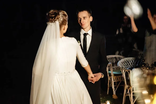 Wunderschöne Braut und stilvoller Bräutigam — Stockfoto