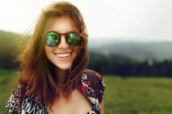 Stilig hipster kvinne reisende – stockfoto