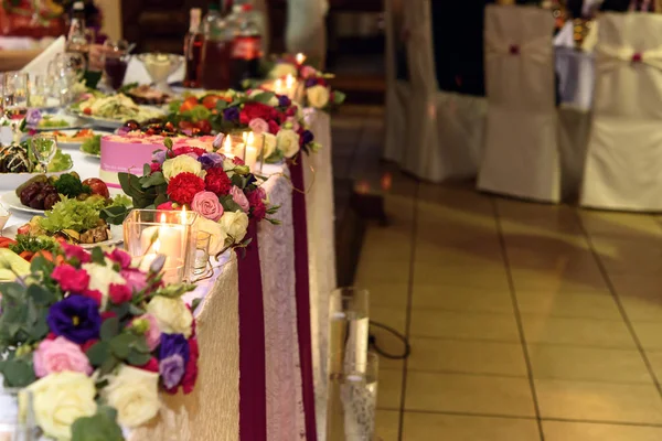Tables décorées avec bouquet de roses — Photo