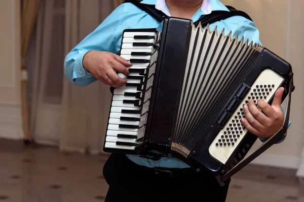 Boldog harmonika zenész játszik — Stock Fotó