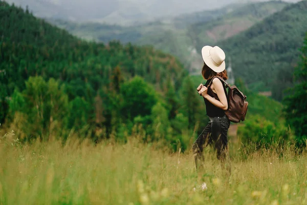 Хипстерская женщина с рюкзаком — стоковое фото