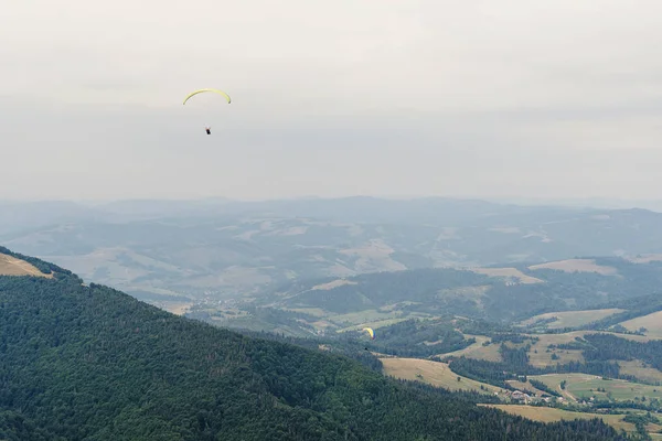 Pára-quedista voando em nuvens — Fotografia de Stock