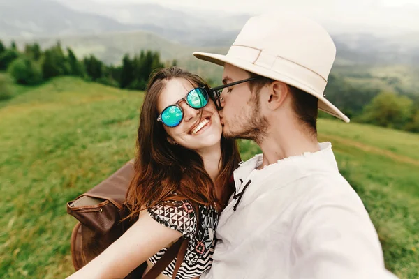 Stijlvolle hipster paar reizen en kussen en lachen op t — Stockfoto